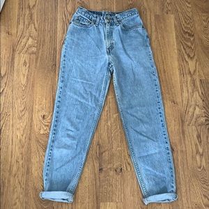 Levi medium wash women’s mom cut jeans